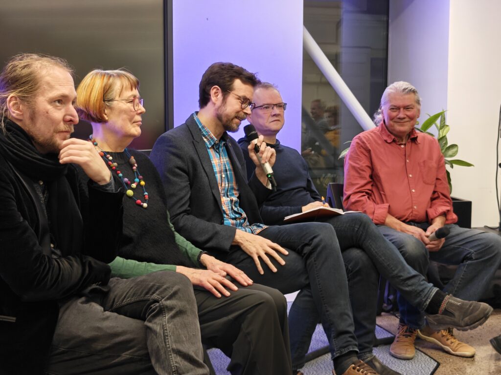 Paneelikeskustelussa Antti Salminen, Satu Hassi, Juha Kauppinen, Tere Vadén ja Yrjö Haila.